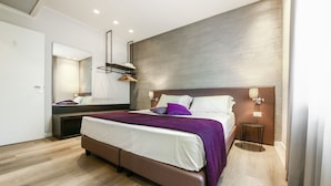 Une chambre à coucher moderne avec un grand lit, une table de chevet, un miroir et un luminaire fixé au mur.