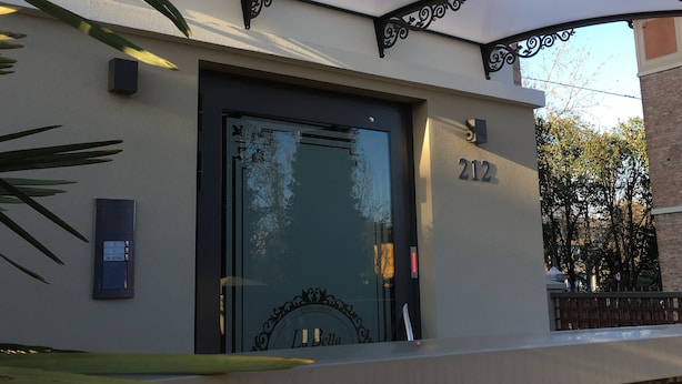 Un bâtiment doté d’un comptoir d’accueil, d’une porte portant le numéro 212 et d’un emblème décoratif au-dessus de la porte.
