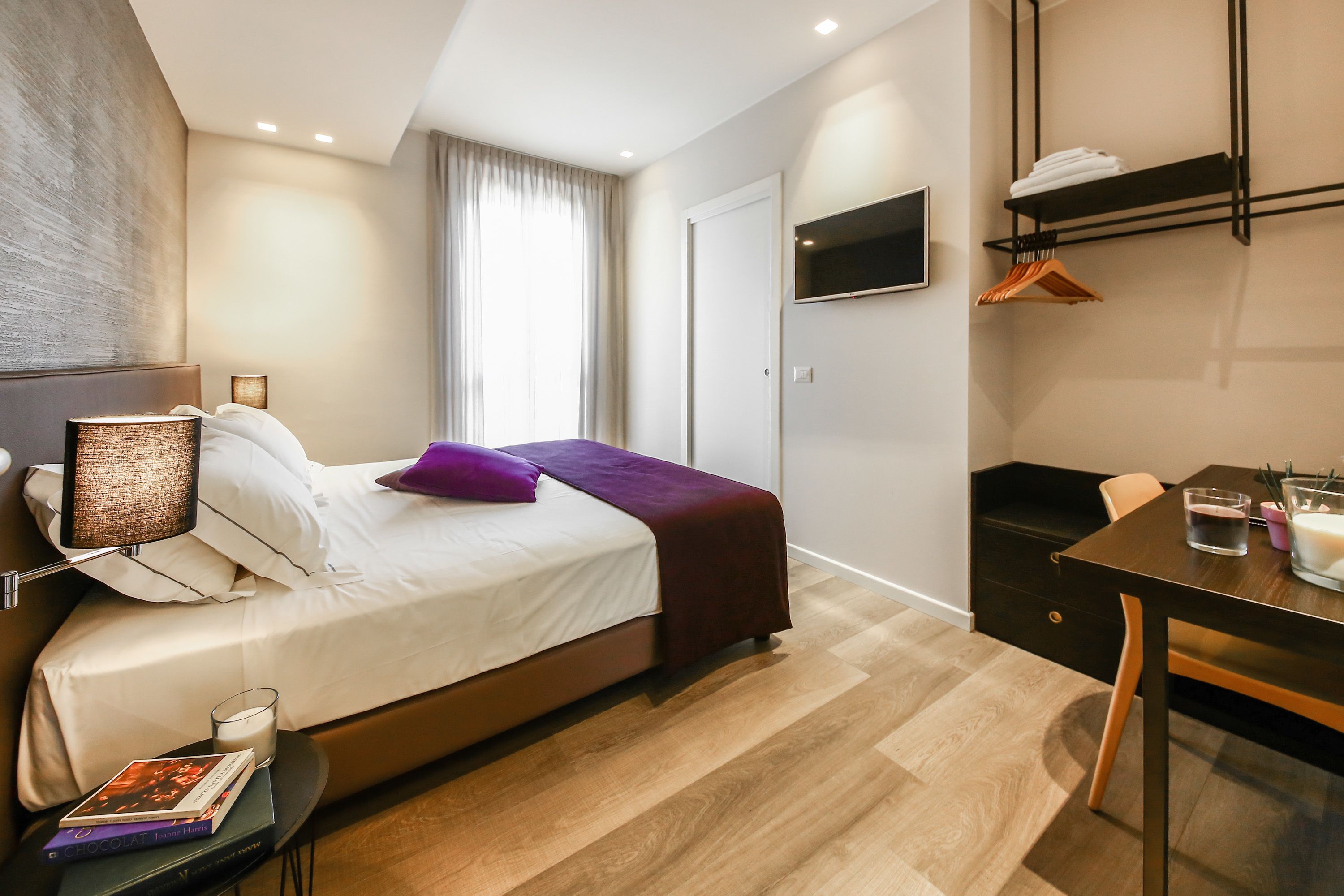 Habitación doble | Ropa de cama de alta calidad y escritorio