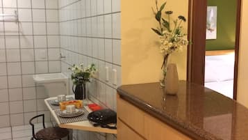 Refrigerador, horno, cafetera/tetera, licuadora