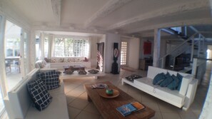 Lobby sitting area - Casa da Enseada Guesthouse (Búzios)