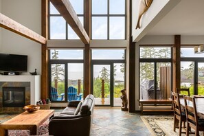 Televisión de pantalla plana y chimenea 