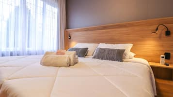 Quarto casal ou duplo luxo | Frigobar, escrivaninha, cortinas blackout, ferros/tábuas de passar roupa