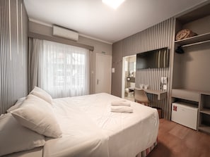 Minibar, Schreibtisch, Verdunkelungsvorhänge, Bügeleisen/Bügelbrett