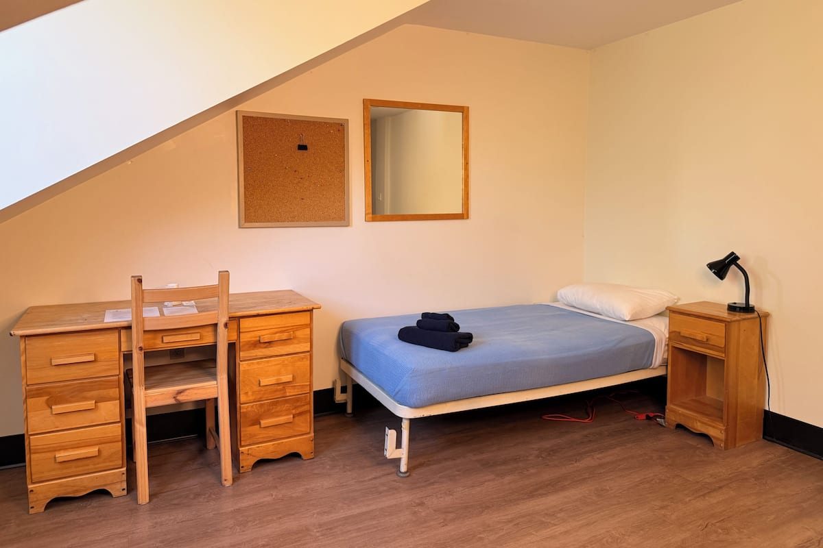 Standard-Einzelzimmer, 1 Schlafzimmer | Schreibtisch, Bügeleisen/Bügelbrett, kostenloses WLAN, Bettwäsche
