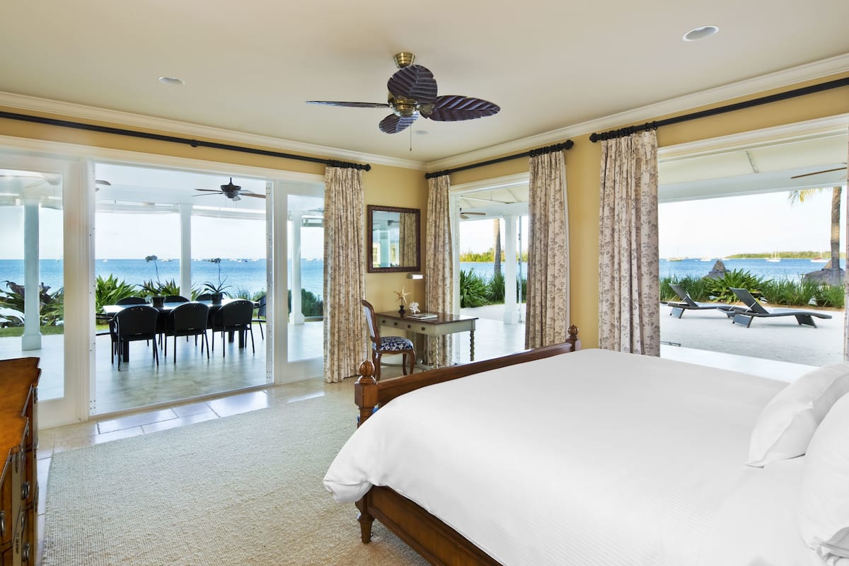 Luxe beddengoed, Tempur Pedic-bedden, een minibar, een kluis op de kamer