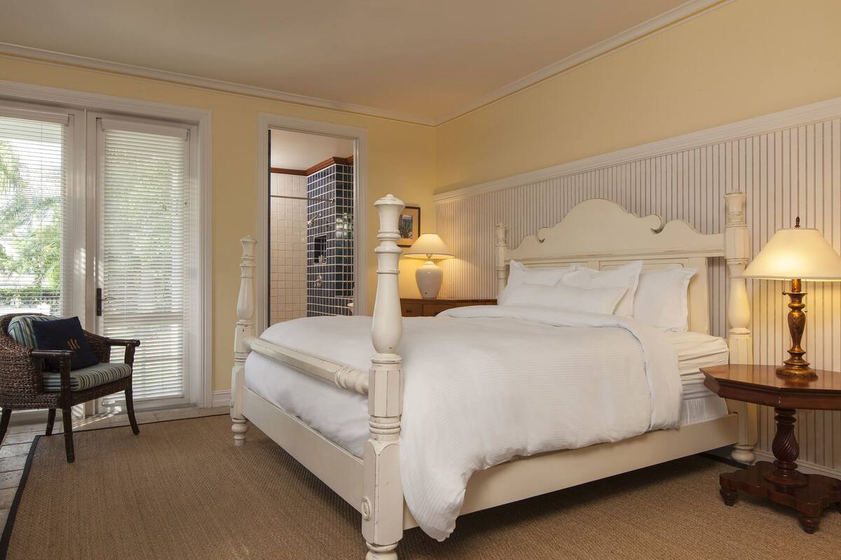 Premium bedding, Tempur-Pedic beds, minibar, in-room safe