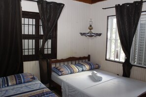 Habitación cuádruple básica, baño privado | Caja fuerte, wifi gratis, ropa de cama