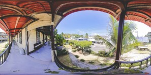 Vista frontal de la propiedad