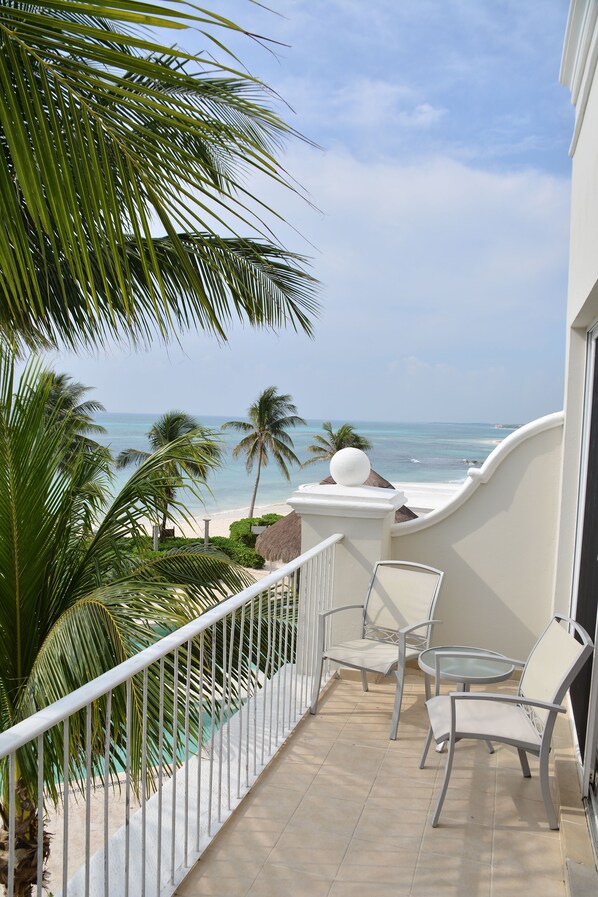 Preferred Club Honeymoon Suite Ocean Front King | Vue de la chambre