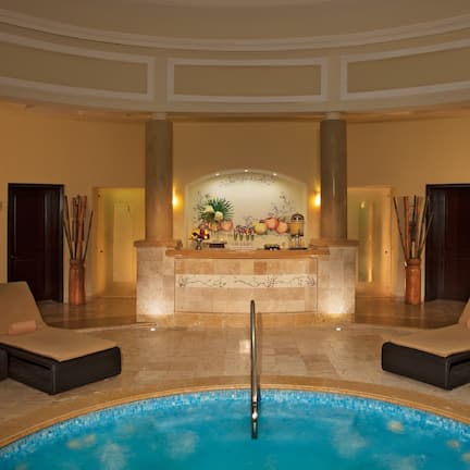 7 bars/lounges, swim-up bar, poolside bar