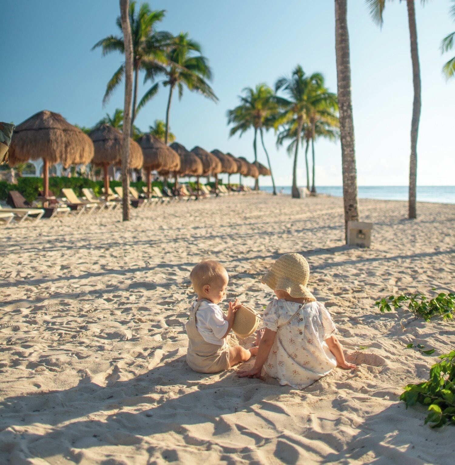 Playa privada, playa de arena blanca y camas de playa gratuitas 