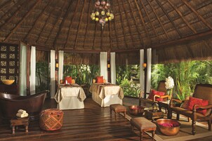 Salas de tratamiento para parejas, un sauna, una bañera de hidromasaje