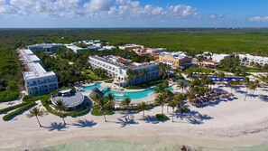 Playa privada, arena blanca, camas de playa gratis