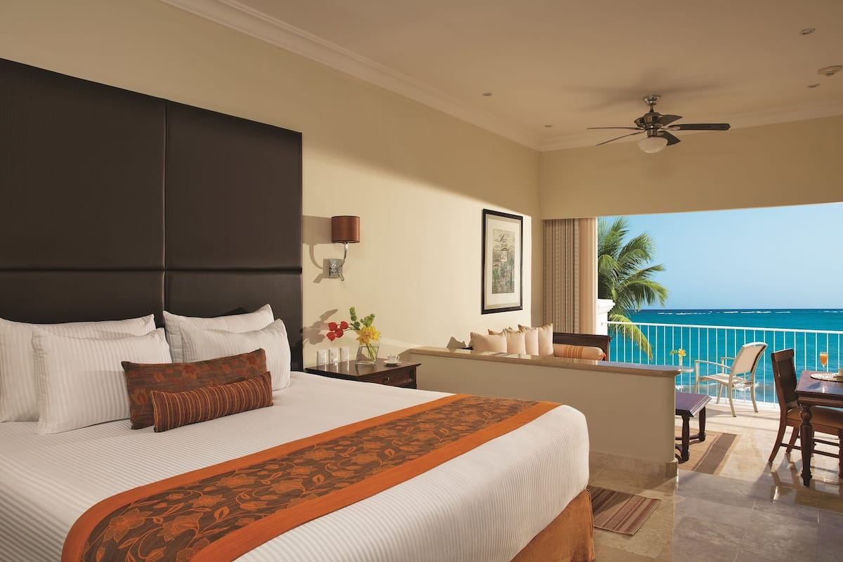 Preferred Club Junior Suite Ocean Front King | 1 phòng ngủ, chăn bông, két bảo mật tại phòng, trang trí khác biệt