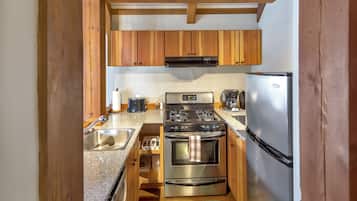 Deluxe Apartment, 1 Bedroom, Ocean View, Oceanfront (301) | Private kitchen