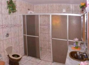 Ducha, secador de pelo y toallas