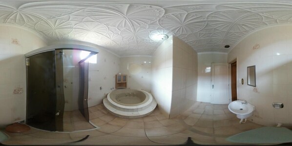 Ducha, secador de pelo y toallas