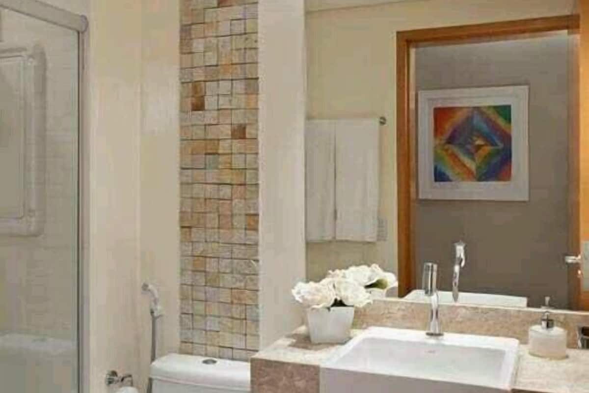 Amenidades de baño gratuitas, secadora de cabello, toallas