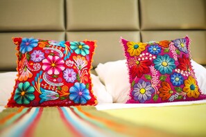 Escritorio, sistema de insonorización y tabla de planchar con plancha 