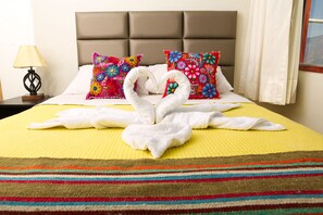 Bureau, chambres insonorisées, fer et planche à repasser