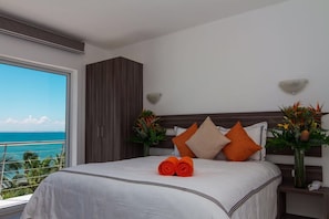 Caja de seguridad en la habitación y tabla de planchar con plancha