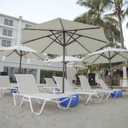 Trên bãi biển, lặn với ống thở, thuyền buồm
