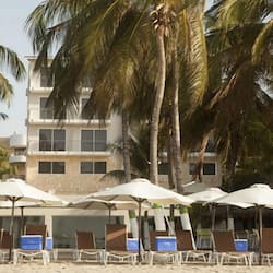 Trên bãi biển, lặn với ống thở, thuyền buồm