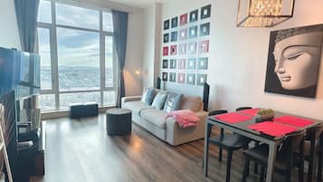 Apartamento executivo, 1 quarto, para não fumantes, vista para o parque | Área de estar | TV de tela plana 42 polegadas com canais a cabo, TV, DVD player