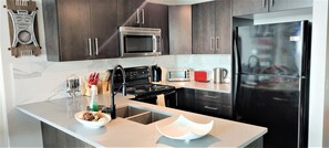 Executive Apartment, 1 Bedroom, Non Smoking, Park View | 1 bedroom, individually decorated, individually furnished - Monki-Di Executive Suites - Alura (Calgary)
