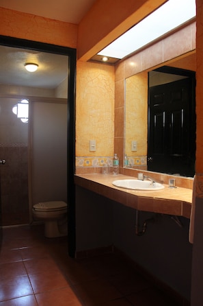 Dusche, kostenlose Toilettenartikel, Handtücher