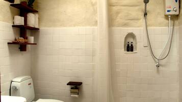Shower, free toiletries, towels