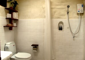 Regadera, amenidades de baño gratuitas, toallas 
