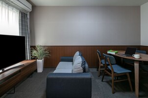 Family Suite Room | Living room | TV