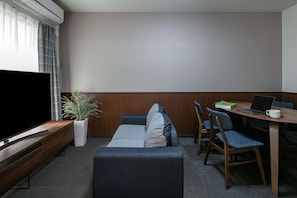 Family Suite Room | Living room | TV