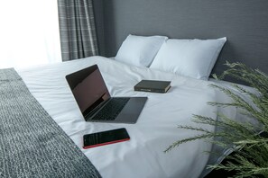 Habitación doble Deluxe, 1 cama Queen size | Decoración personalizada, muebles diferentes y escritorio 