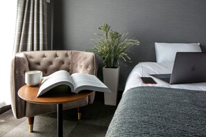 Habitación Deluxe con 2 camas individuales, 2 camas individuales | Área de sala de estar | Televisión 