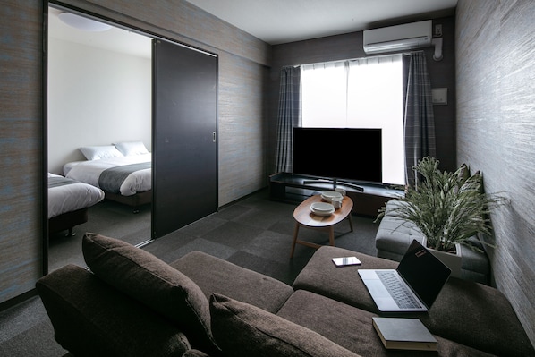 Deluxe Suite Room | Living room | TV