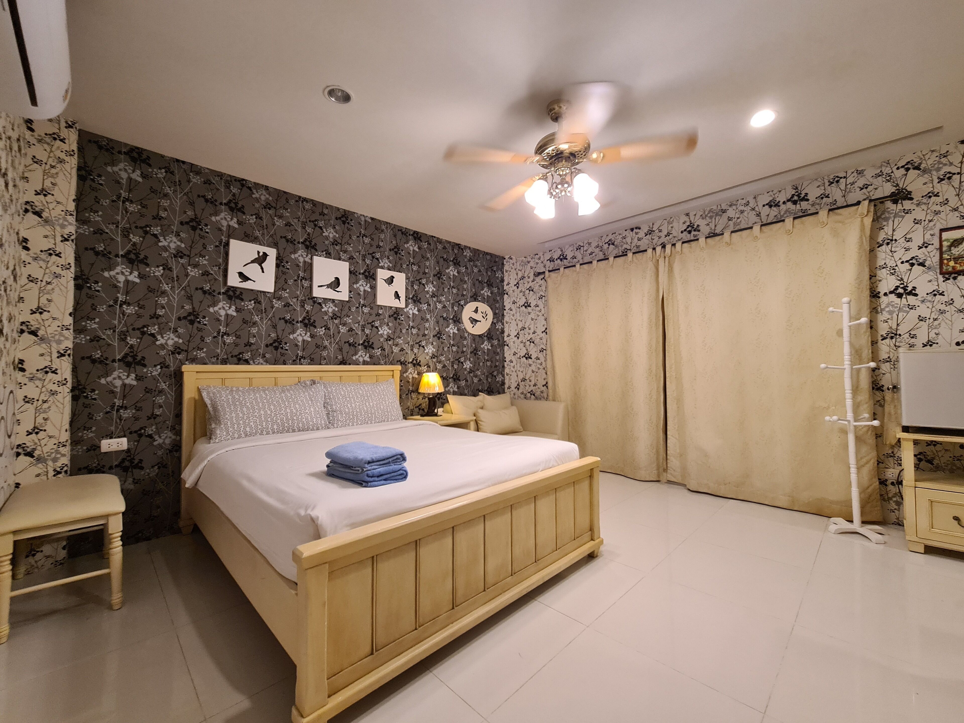 Coffres-forts dans les chambres, décoration personnalisée, bureau