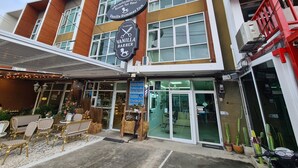 A building with a sign for "Vanilla Summer Inn" and "Vanilla Barber" indicating a room for rent and a barber shop.