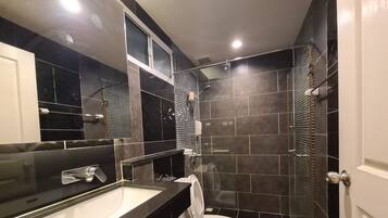 Deluxe-værelse | Badeværelse | Bruser, gratis toiletartikler, håndklæder