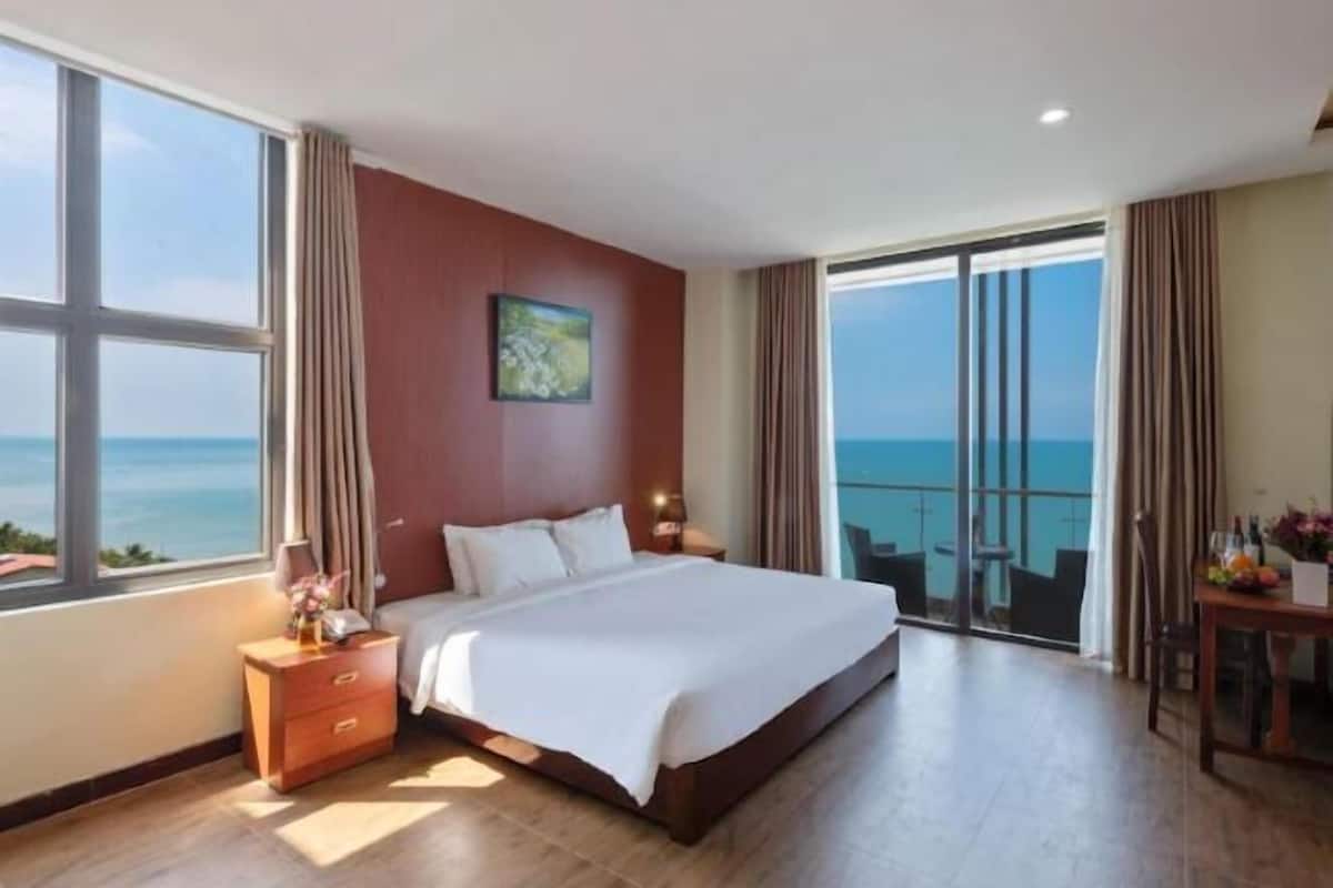 Minibar, in-room safe, desk, soundproofing