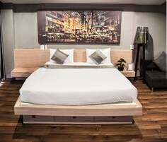 Desk, blackout curtains, free WiFi, bed sheets