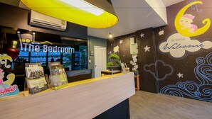 Een receptie met een neonbord waarop 