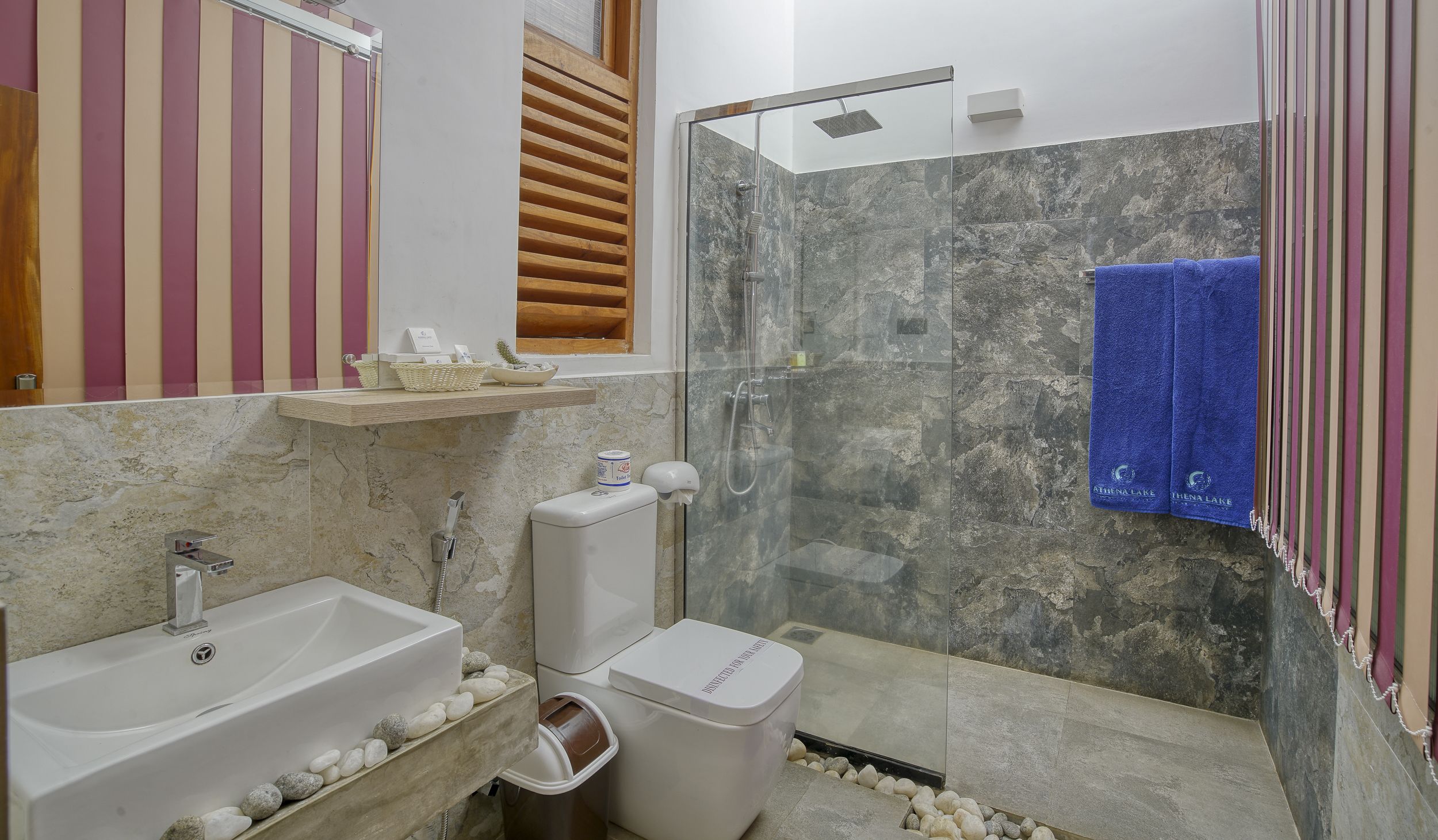 Deluxe tweepersoonskamer, balkon | Badkamer | Een douche, gratis toiletartikelen, een haardroger, badjassen
