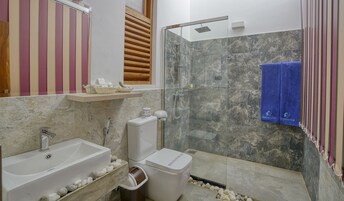 Deluxe Double Room, Balcony | Bathroom | Shower, free toiletries, hair dryer, bathrobes