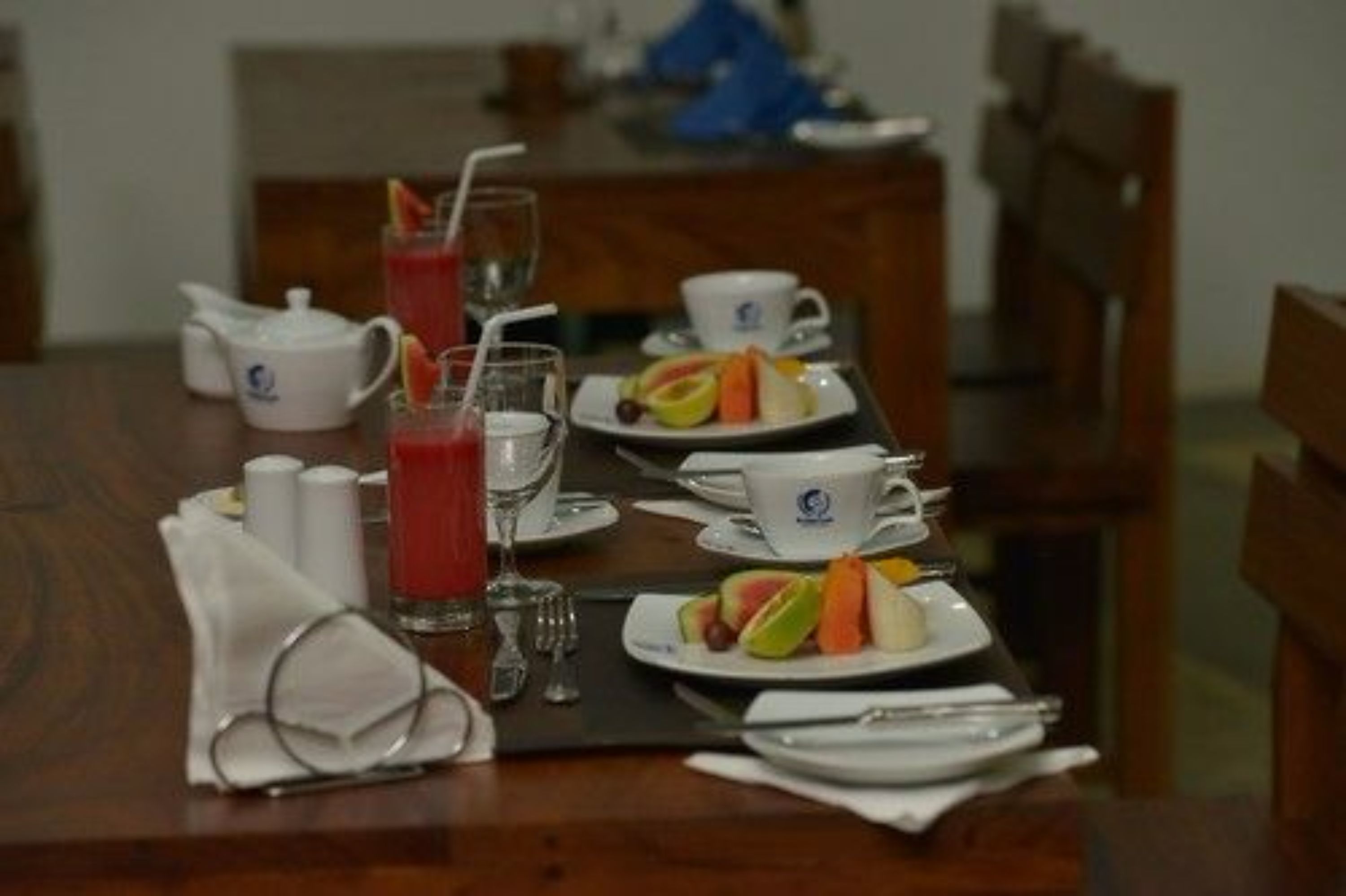 Phục vụ bữa sáng, bữa trưa, bữa tối, món địa phương và quốc tế 