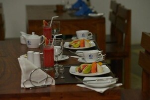 Se sirven desayunos, almuerzos, cenas y cocina local e internacional 