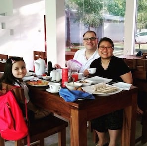 Frokost, lunsj og middag serveres, lokale og internasjonale retter