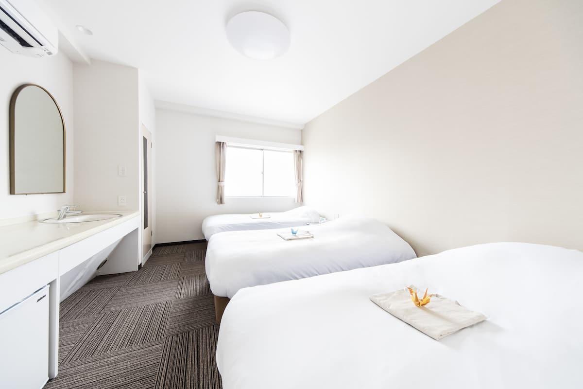 Chambre triple Standard | Fer et planche à repasser, accès au Wi-Fi (inclus), literie fournie